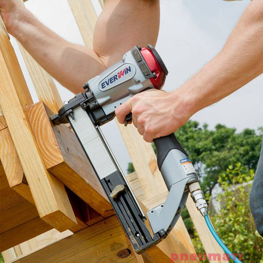 Zszywacz budowlany Everwin SN40S2 Zszywacz budowlany Everwin SN40S2
