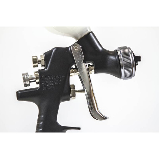 Pistolet lakierniczy Iwata Air Gunsa Junior AZ4 HTE-S Impact z górnym zbiornikiem 200 ml - dysza 1,5 mm Pistolet lakierniczy Iwata Air Gunsa Junior AZ4 HTE-S Impact z górnym zbiornikiem 200 ml - dysza 1,5 mm