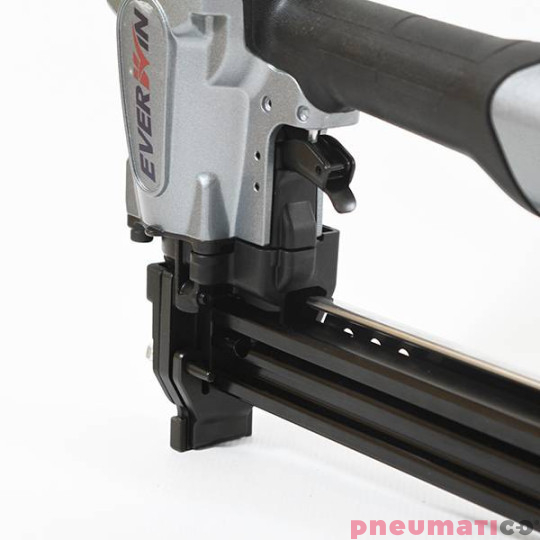 Zszywacz do przybijania tektury do palety Everwin SN40 Zszywacz do przybijania tektury do palety Everwin SN40