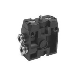 Zaw&oacute;r ręczny ze sprężyną, przyłącze boczne 3/2 NZ PNEUMAX